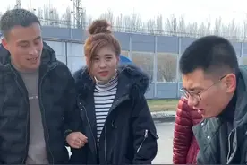 一副正经做事的样子摸人家老婆的手视频封面