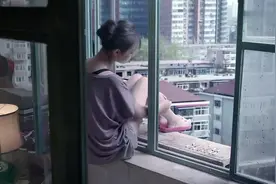 为了让男朋友不再抽烟，女孩采取奇葩的办法，简直不要命了！视频封面