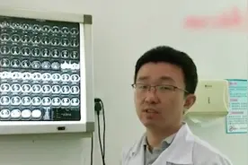 男子KTV连飙10首高音唱爆肺 医生：肺内压过高 肺泡组织破裂视频封面