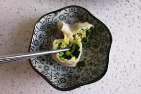 韭菜鸡蛋馅饺子，教你一招解决吃完韭菜，胃不舒服的小窍门。视频封面