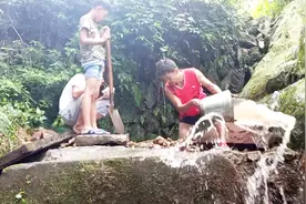 实拍湖南农村挖山泉水全过程，全村上百年的饮用水源都靠这泉眼视频封面