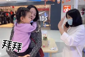 深圳：和老公临时有事，把女儿让姐姐照看，带着拖油瓶寸步难行视频封面