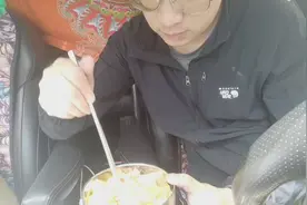 路遇堵车在车上吃一碗咖喱牛肉饭既简单又好吃！怎么做到的？视频封面