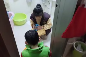 弟弟和姐姐泡脚，爸爸问等你们长大了会给我们洗脚吗，看看这回答视频封面
