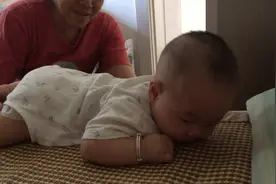 看五个月宝宝故意往床下滚，掉下来一点也不害怕，还笑你说调皮不