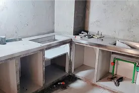 瓷砖水泥制作橱柜，台面都放有钢筋坚固耐用，费用不到三千搞定视频封面