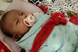 新生婴儿喂奶，是躺着喂还是抱着喂，哪种喂养方式比较好视频封面