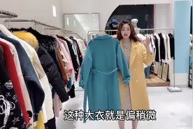 杏色针织连衣裙搭配鲜色大衣时尚显气质，搭配黑色羽绒服简单保暖视频封面