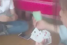 这一期视频有点卡这是五个人打扑克。到一个视频视频封面