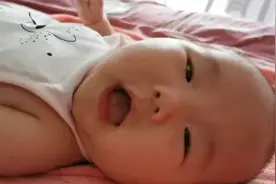 三个月的宝宝，超级爱笑，听说这是智力发育好的表现，你说呢视频封面