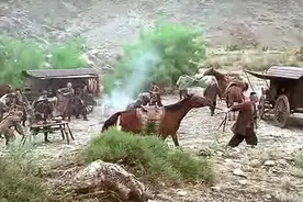 土匪打劫，怎料到抢的竟然是大明锦衣卫，亮出纯金腰牌吓愣了！