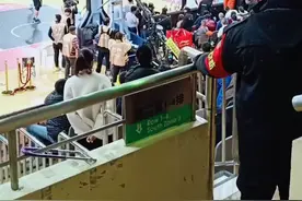 辽宁队与江苏肯尼亚队比赛时，江苏教练与现场观众发生冲突视频封面