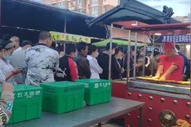 东北最火爆的小吃地摊烤面筋，每天排成了长龙，一元一串你吃过吗视频封面