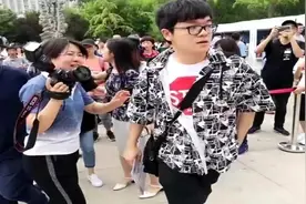 赴清华报到！大一新生柯洁来了 引同学围观与大家合影视频封面