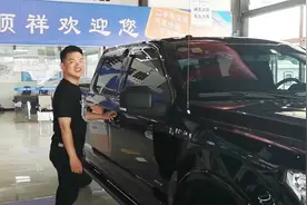 农村小伙进城看二手车，奔驰宝马奥迪啥都有，小伙直接看花了眼视频封面