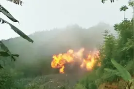 杜富国排雷爆炸瞬间曝光：山林升腾起黑色“蘑菇云”视频封面