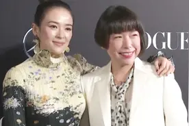 时装盛典明星合影，章子怡身材圆润越来越像巩俐，胡歌坐姿很调皮视频封面