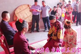 新娘刚进门，就和新郎一一跪拜婆家亲人，红包收得还不少视频封面
