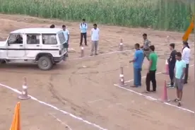 实拍印度驾照科二考试，我感觉咱们的学员怎么开都不挂科视频封面