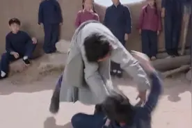 国家孩子：为了保护妹妹，上海孩子与内蒙小孩摔跤，上去就放倒了视频封面