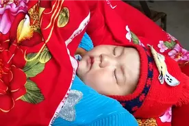 四个月宝宝睡觉哭泣怎么回事？姐姐多爱小宝？农村生活简单温暖。视频封面