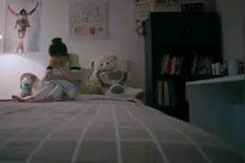 小男孩给小女孩送零食，不料遭到小女孩冷脸，气氛有些小尴尬视频封面