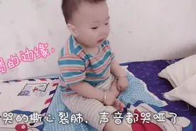 11个月宝宝哭的撕心裂肺，却不要妈妈抱，宝妈一人带娃太多苦与泪视频封面
