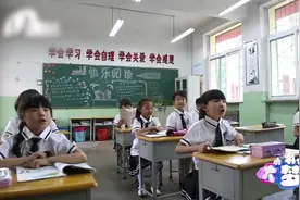 小小教室里小同学之间会有哪些令人意外的事情，快来看看视频封面