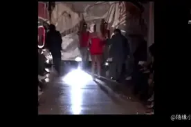 四川话爆笑配音:再加点面粉然后使劲搅搅五分钟你妈就回来了,笑喷视频封面