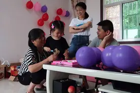 迟到的礼物：老张一早偷偷布置气球屋，给一一惊喜，一一开心大叫