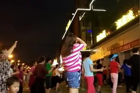 人声鼎沸，人潮如涌！贵阳小河万科步行街每天都是这样热闹好玩！视频封面