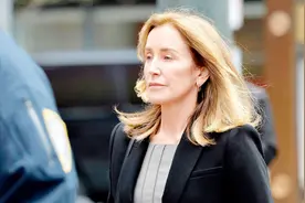 美国名校入学舞弊案又有家长认罪，《绝望主妇》女演员当庭痛哭视频封面
