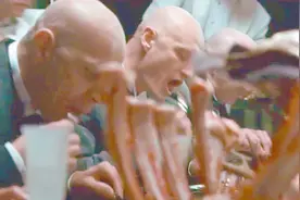 人们肆无忌惮的疯狂进食，突然连人带桌，穿透地板坠落到下一层！视频封面