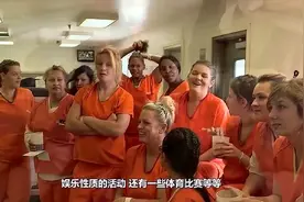 监狱女犯人天天都干什么？实拍她们的生活，场面简直没眼看！视频封面