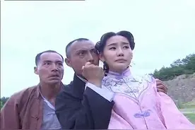 秀妍半路遇到抢劫，幸好安华及时出现，转危为安，秀妍才平安无事视频封面