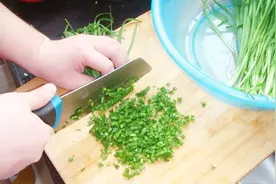 剁韭菜馅太麻烦？教你巧招，轻松把韭菜切得又细又匀视频封面