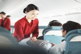 乘客登机后，为何空姐会拿着“打火机”边按边走？涨知识了！视频封面
