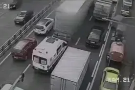 拥堵路段如何给救护车让路视频封面