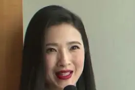41岁龚蓓苾一家近照曝光，大3岁导演老公原来是他混血儿子颜值高视频封面