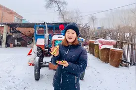 东北姑娘下雪天放二踢脚，一次放5个，二踢脚念来的真快杠杠响视频封面