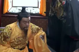 朱元璋竟把龙袍给刘伯温穿，但是不能白穿，他要杀刘伯温的弟弟视频封面