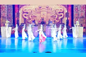 杭州宋城千古情演出，开场秀真的太精彩了，美女舞姿太棒了！视频封面