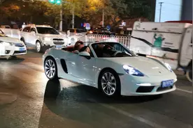 北京这条路、很多开跑车的小姐姐、油门轰鸣声真大！视频封面