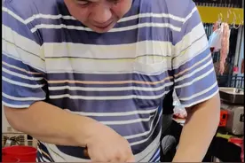 牛肉怎么切才能又薄又嫩又好吃呢？看看大叔的切法吧视频封面