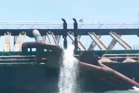 不法分子疯狂盗采海砂 海南海警抓扣30艘非法采砂运砂船视频封面