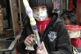 带女儿去逛湖南永州冷水滩最热闹的 街，女儿买喜欢的东西视频封面