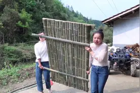 养殖场的厕所漏风严重，两姐妹用竹子做了一个门，这下安全多了视频封面