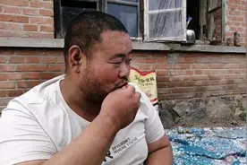 这个农村小伙，真厉害，吃野酸葡萄像吃糖豆，嘎嘣嘎嘣嚼碎都咽了视频封面