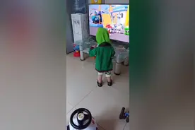 这小孩不仅喜欢带帽子还喜欢干坏事视频封面