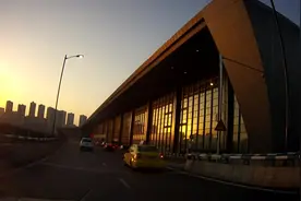 开车探访重庆西站，发现跟着导航走就不会迷路，出发口堪比飞机场视频封面